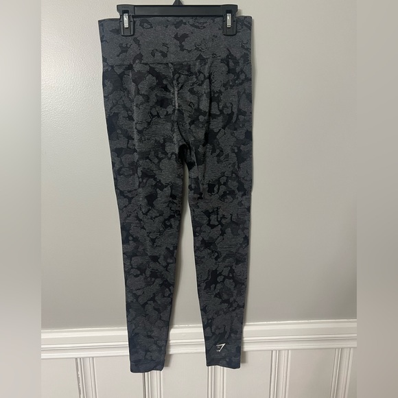 Gymshark camo scrunch leggings. Size medium. - Picture 3 of 3